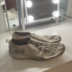 Women's white/grey Nfinity Cheer Athletic Shoes